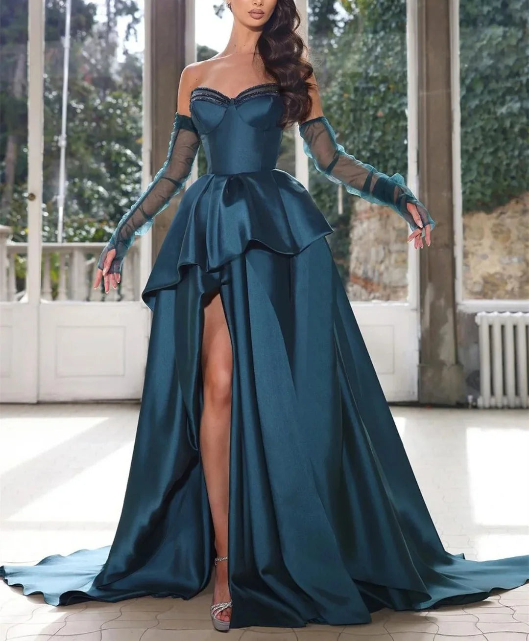 Robe de soirée longue, coupe trapèze/princesse, sans bretelles, manches mi-longues, longueur au sol